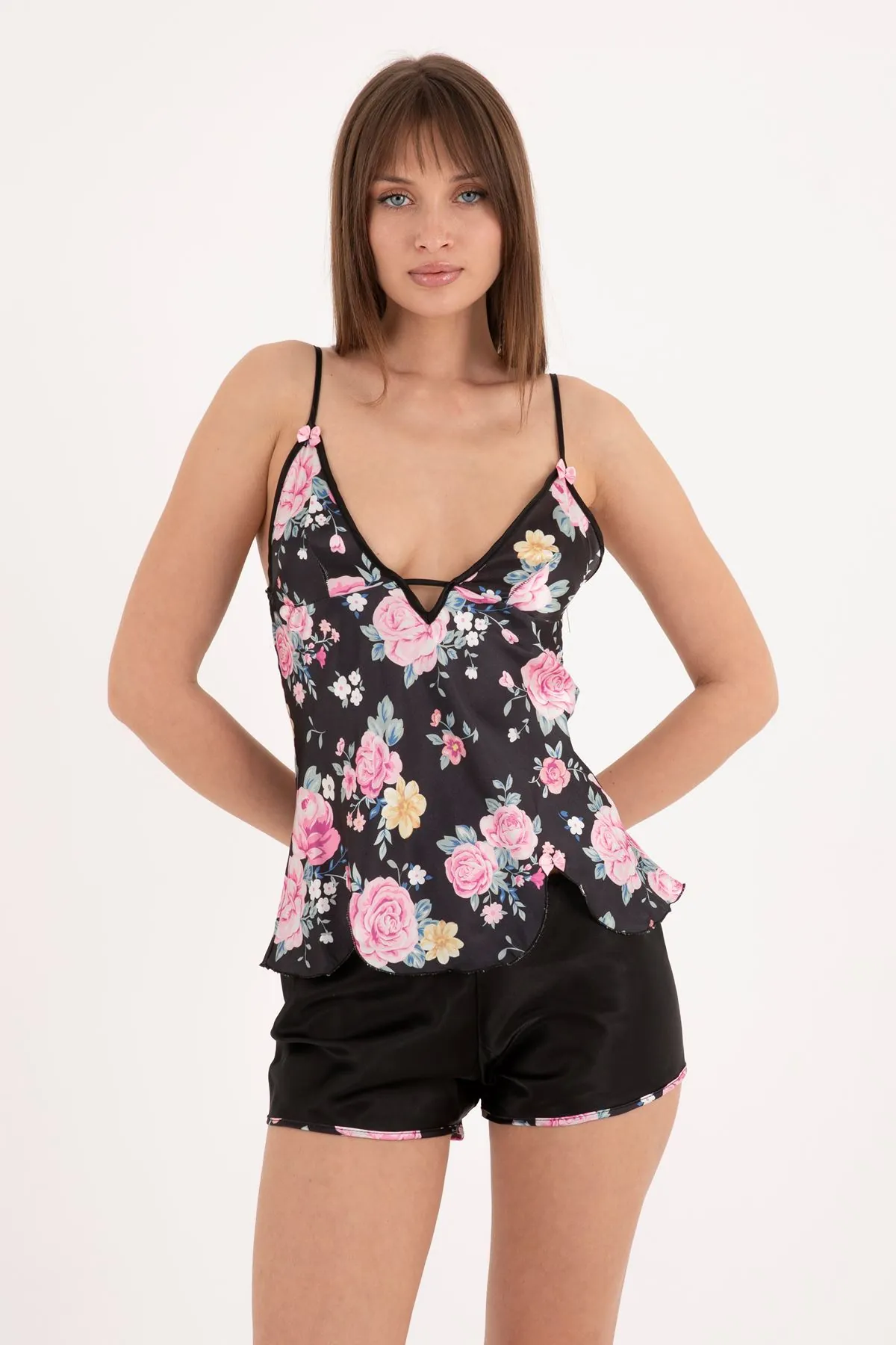 Çiçekli Siyah İp Askılı Kolsuz Saten Şortlu Pijama Takımı