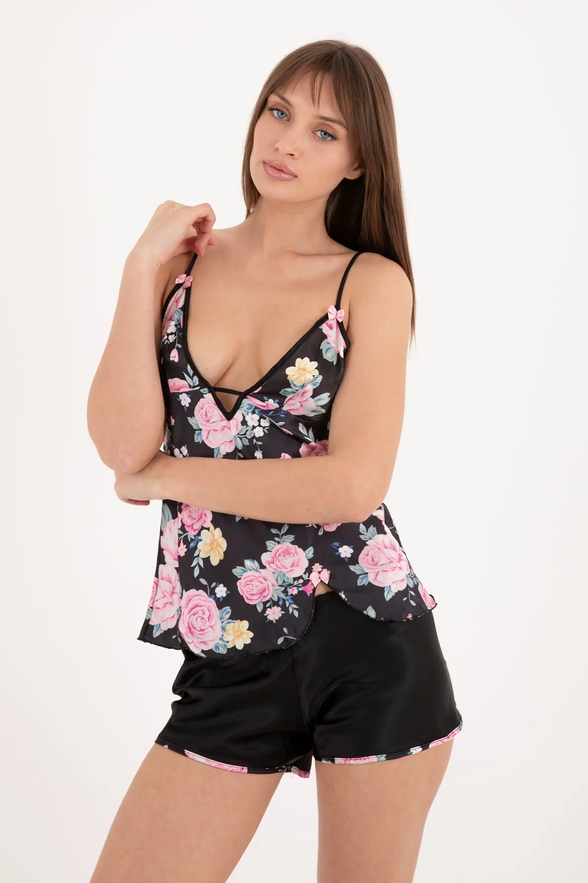 Çiçekli Siyah İp Askılı Kolsuz Saten Şortlu Pijama Takımı