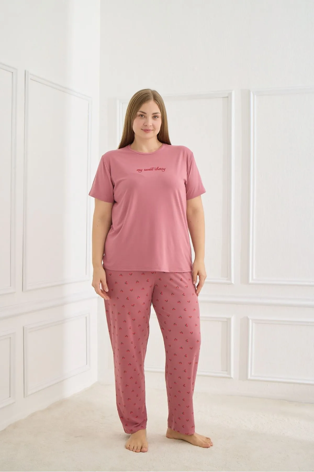 Kadın Kiraz Desenli Pembe Kısa Kollu Esnek Dokulu Milan Kumaş Yazlık Büyük Beden Pijama Takımı