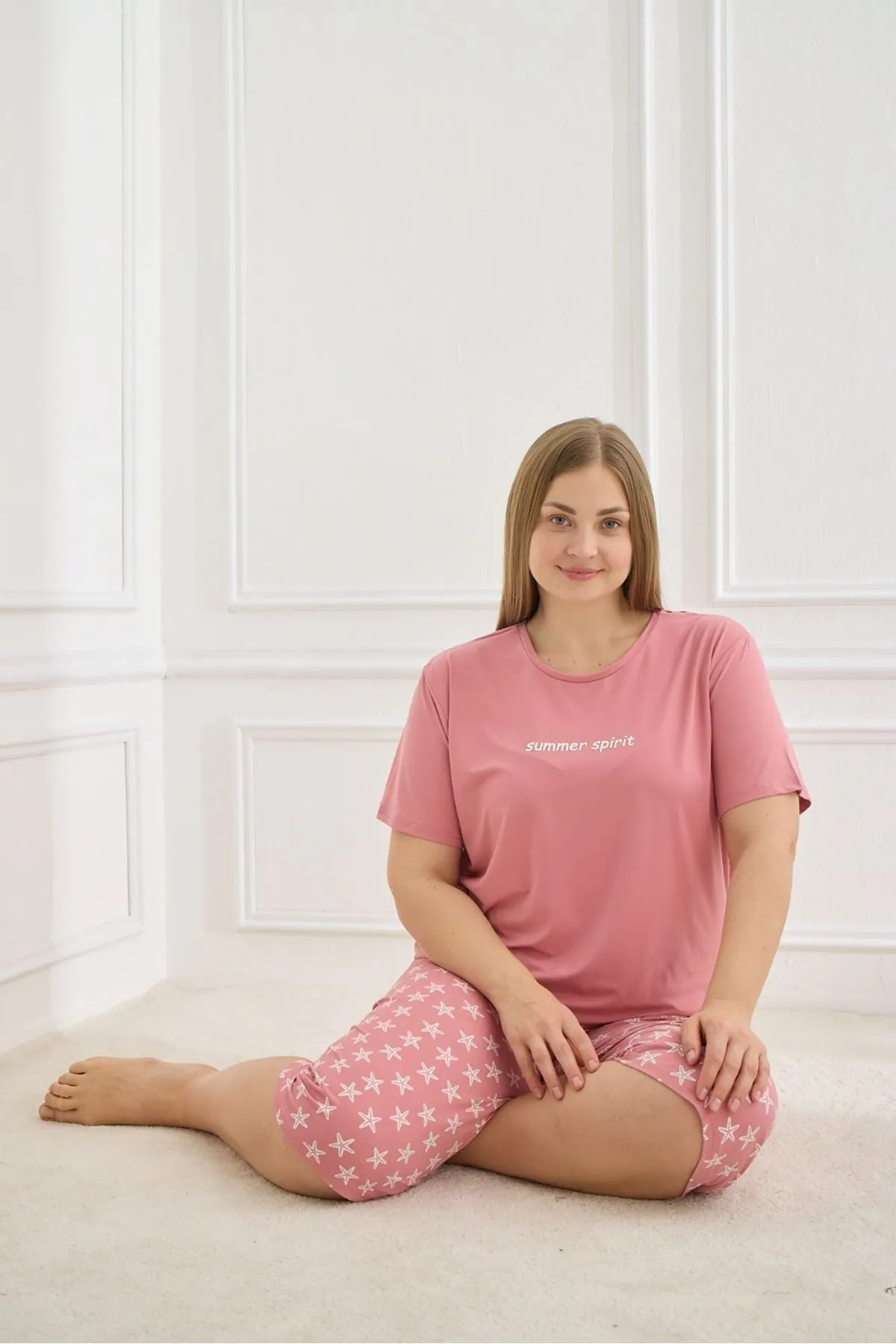 Yumuşak Dokulu Milan Kumaş Diz Altı Esnek Kısa Kollu Pembe Kadın Kapri Büyük Beden Pijama Takımı