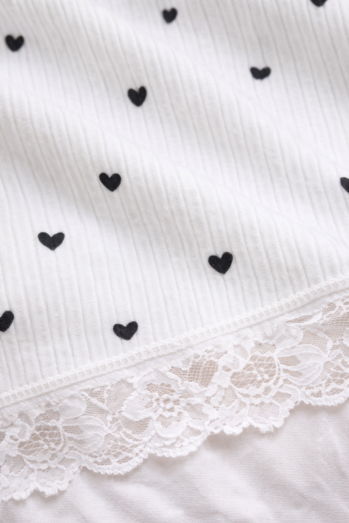 Kadın Kısa Şortlu Askılı Dantel Detaylı Kalp Desenli Beyaz Büstiyer Mini Pijama Takımı