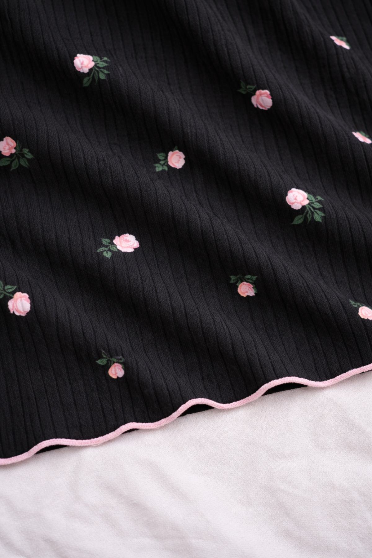 Kadın Siyah Çiçek Desenli Şortlu Pijama Takımı Dantelli Yumuşak Kolsuz Askılı Ev Giyim