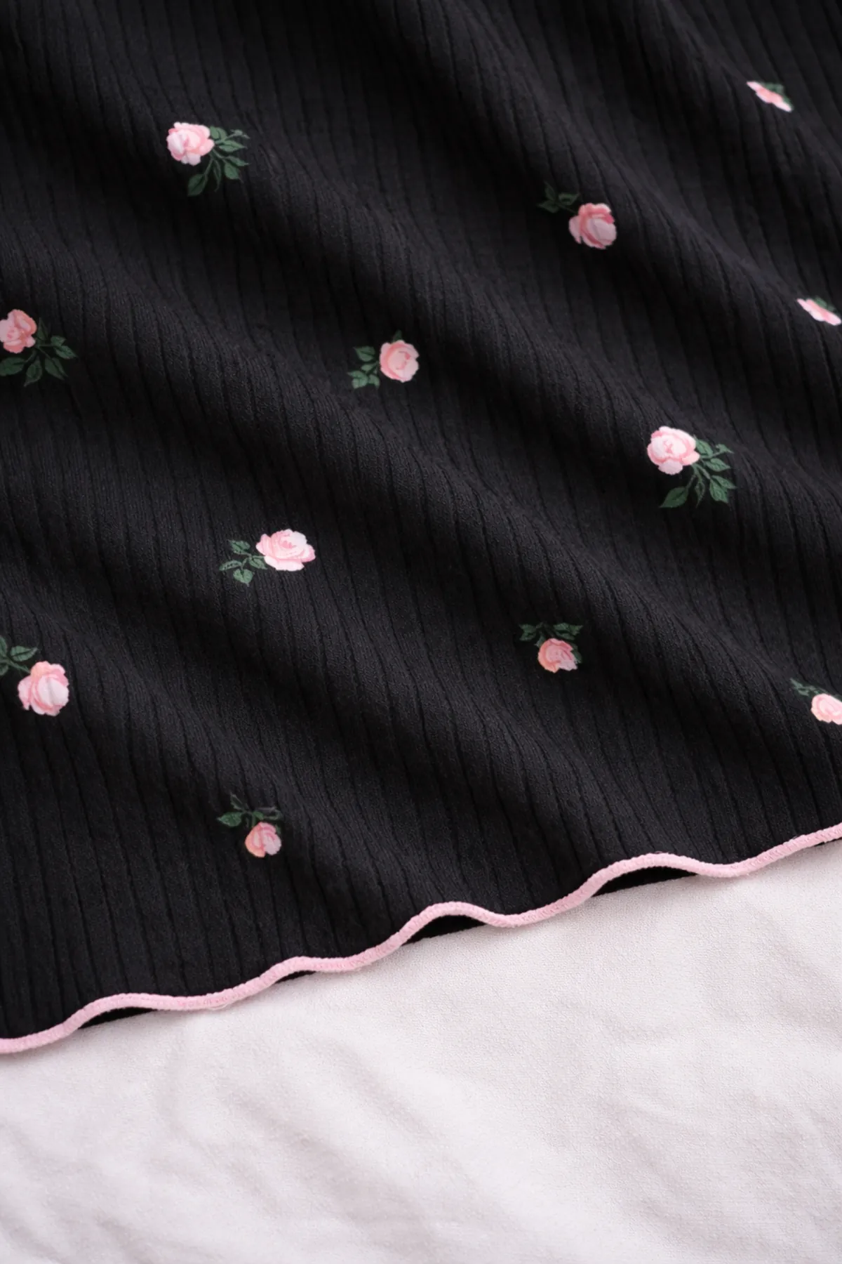 Kadın Siyah Çiçek Desenli Şortlu Pijama Takımı Dantelli Yumuşak Kolsuz Askılı Ev Giyim
