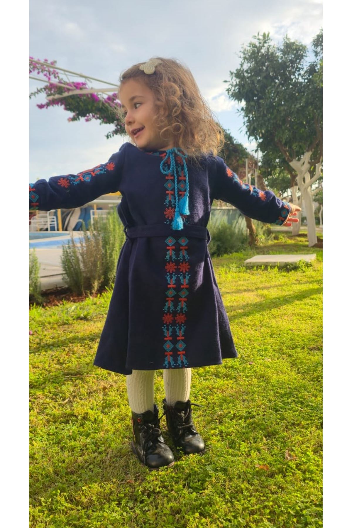 Kışlık Kalın El İşi Nakışlı Pazen Kumaş Uzun Kol Püsküllü Lacivert Kız Çocuk Elbise