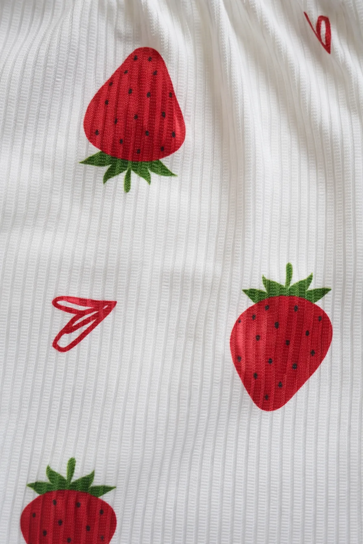 Kadın Mini Crop Şortlu Kalpli Çilek Desenli Yazlık Pijama Takımı