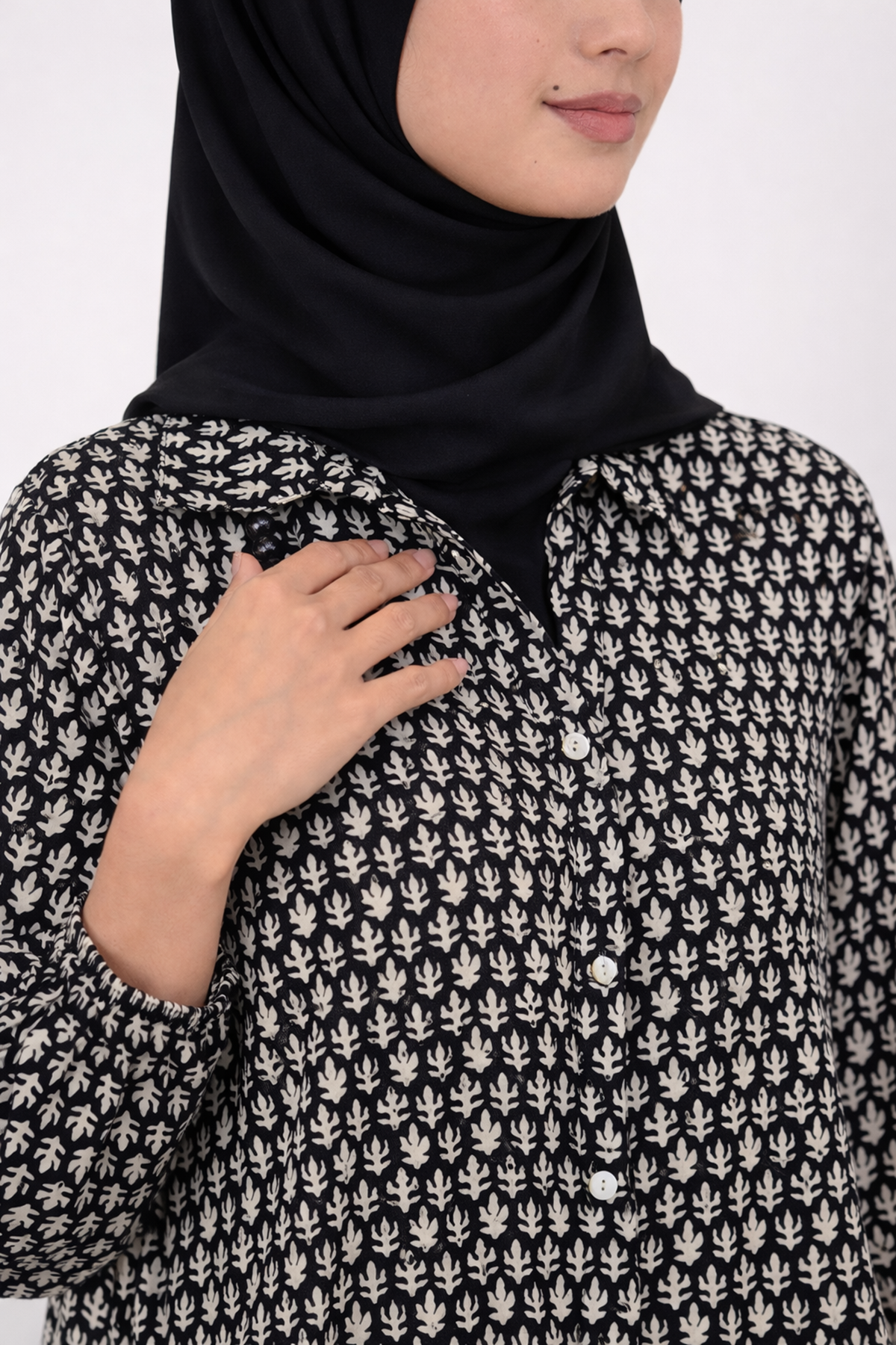 %100 Pamuklu Cepli ve Nakışlı Yazlık Tasarım Desenli Siyah Gömlek Tesettür Elbise
