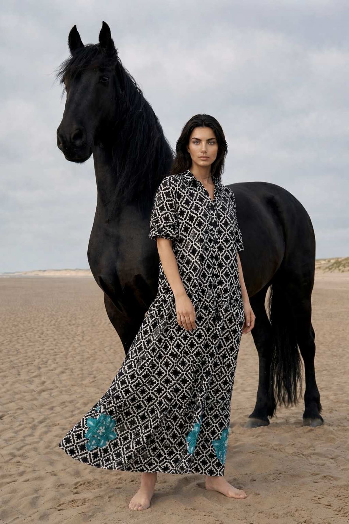 Kadın Desenli Nakış İşlemeli Pamuklu Maxi Cepli Siyah Uzun Gömlek Elbise