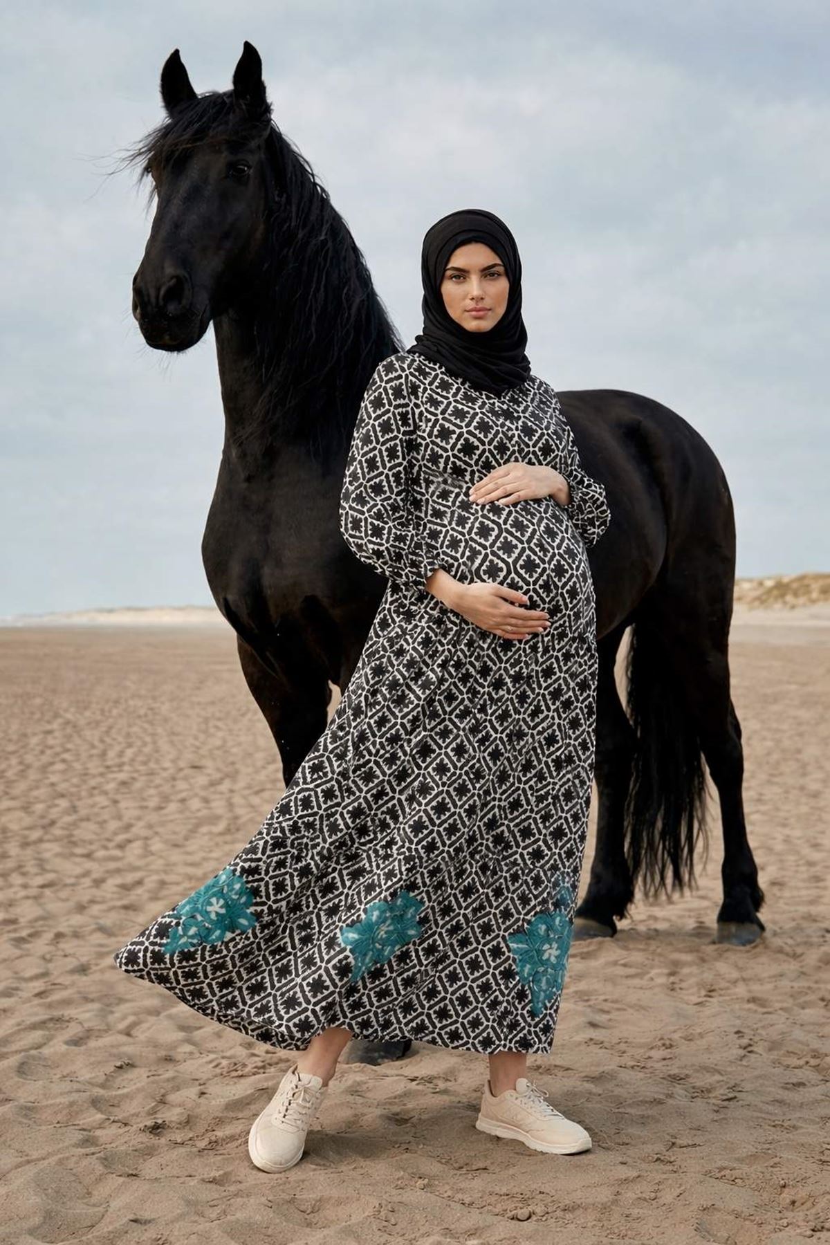 Kadın Önden Düğmeli Nakışlı Cepli Siyah Hamile Tesettür Elbise