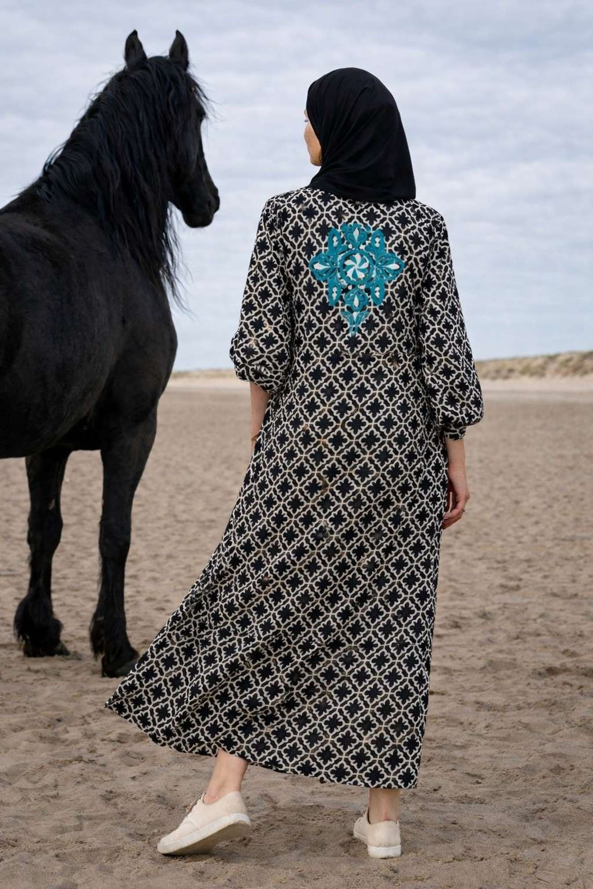 Kadın Önden Düğmeli Nakışlı Cepli Siyah Hamile Tesettür Elbise