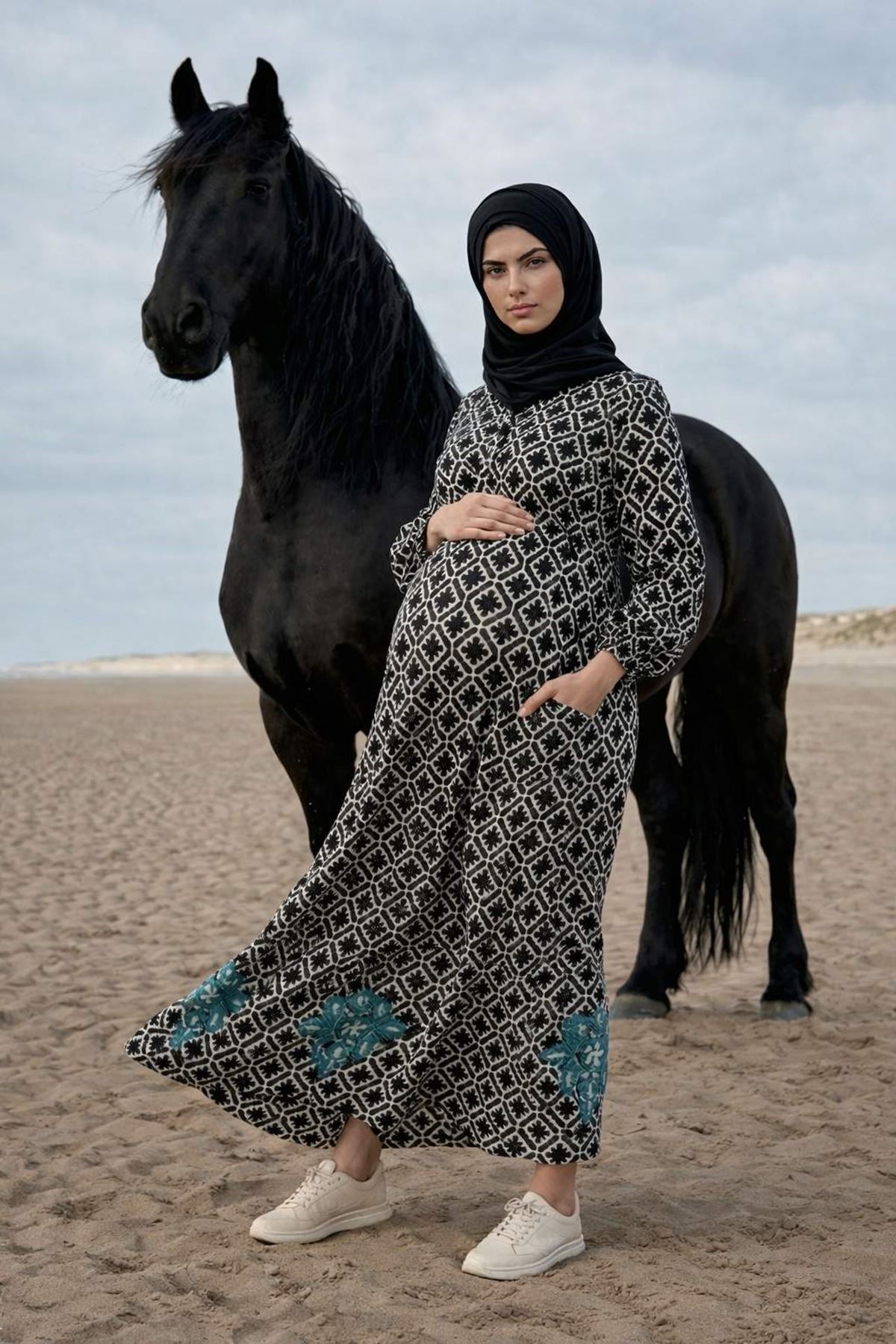 Kadın Önden Düğmeli Nakışlı Cepli Siyah Hamile Tesettür Elbise