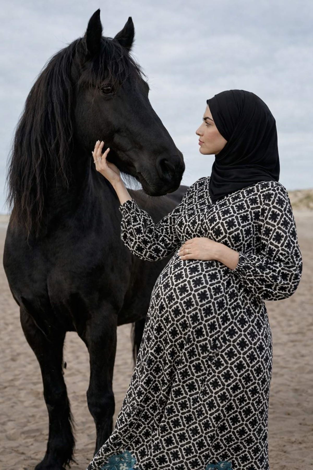 Kadın Önden Düğmeli Nakışlı Cepli Siyah Hamile Tesettür Elbise