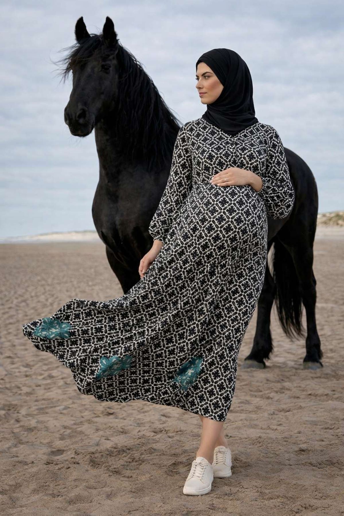 Kadın Önden Düğmeli Nakışlı Cepli Siyah Hamile Tesettür Elbise