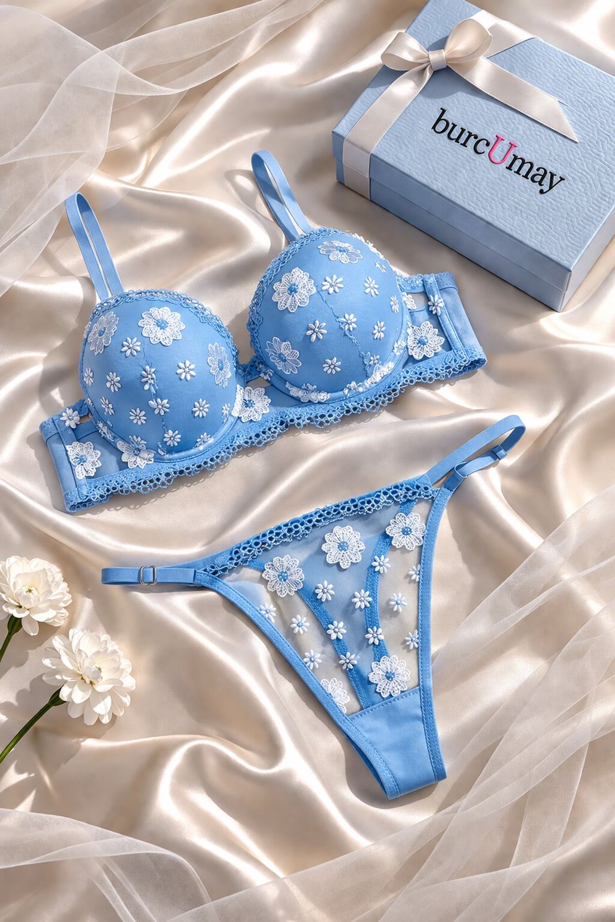Kadın Mavi Papatya İşlemeli Dantel Detaylı Çift Dolgulu Sütyen Transparan String Takımı