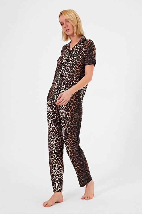 Kadın Yumuşak Dokulu %100 Pamuklu Leopar Desenli Kahverengi Kısa Kollu Gömlek Yaka Pijama Takımı