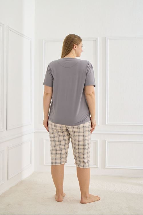 Kadın Yumuşak Dokulu Milan Kumaş Diz Altı Esnek Kısa Kollu Gri Kapri Büyük Beden Pijama Takımı