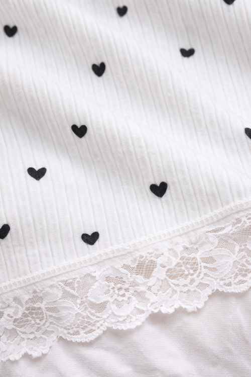 Kadın Kısa Şortlu Askılı Dantel Detaylı Kalp Desenli Beyaz Büstiyer Mini Pijama Takımı