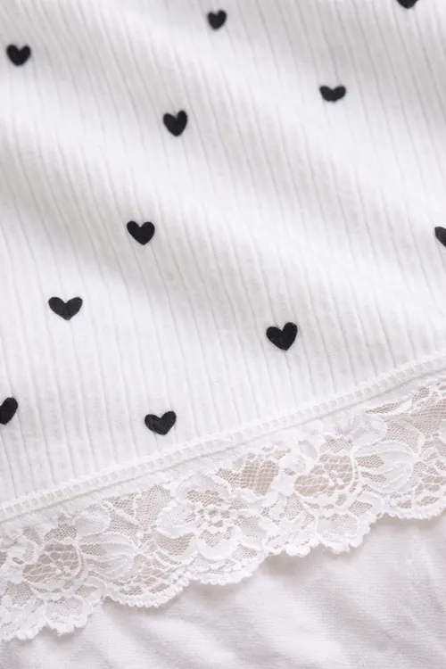 Kadın Kısa Şortlu Askılı Dantel Detaylı Kalp Desenli Beyaz Büstiyer Mini Pijama Takımı