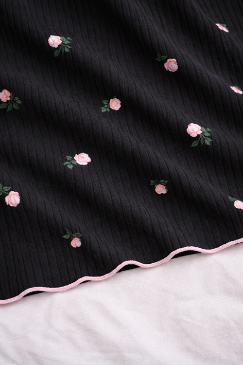 Kadın Siyah Çiçek Desenli Şortlu Pijama Takımı Dantelli Yumuşak Kolsuz Askılı Ev Giyim