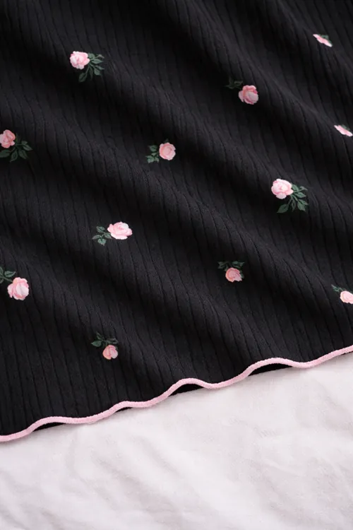 Kadın Siyah Çiçek Desenli Şortlu Pijama Takımı Dantelli Yumuşak Kolsuz Askılı Ev Giyim
